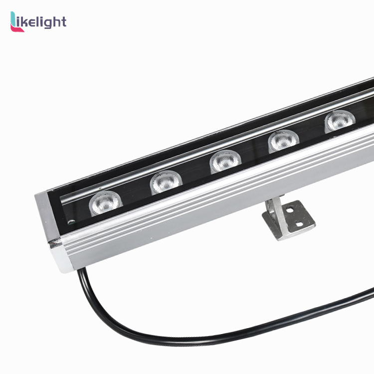 ¿Bañador de pared RGB o luz rasante? Cómo cambian la fachada la distancia y la textura